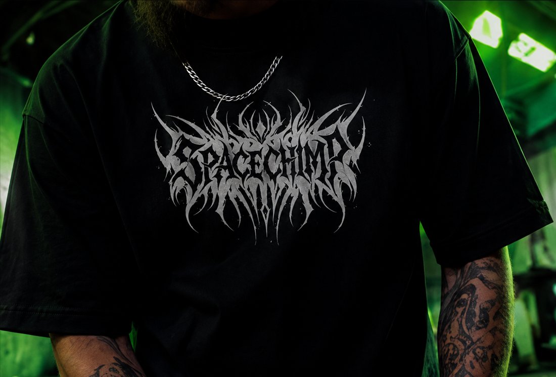 Detalhe de camiseta Space Chimp preta com corrente prateada sob luz verde neon