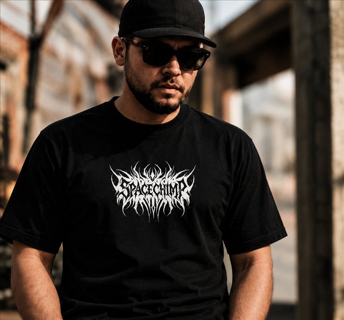 Homem de boné e óculos escuros vestindo camiseta Space Chimp