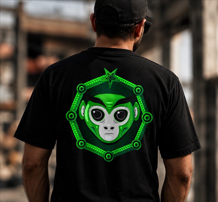 Homem de costas mostrando a estampa da camiseta Space Chimp