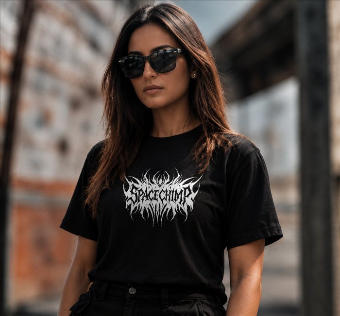 Mulher de óculos escuros vestindo camiseta Space Chimp