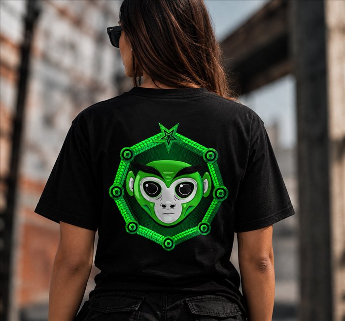 Mulher de costas mostrando a estampa da camiseta Space Chimp